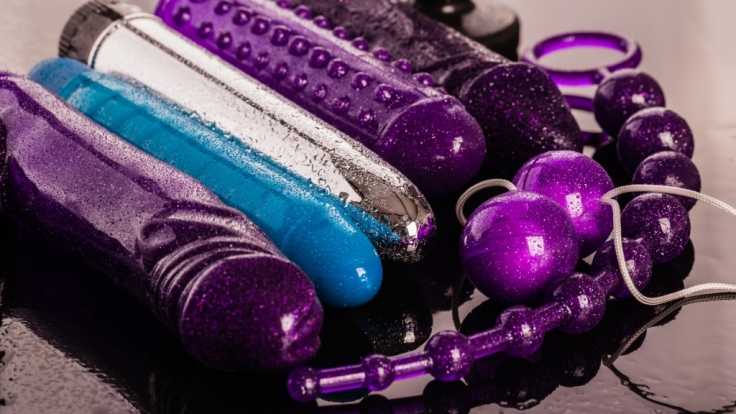 Sextoys: Würze in der Liebe oder Staubfänger in der Schublade?