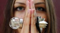Finger sind eine Zier, wenn sie mit Ringen geschmückt sind - aber wenn die Gelenke knacken, sehen einige Mitmenschen Rot.