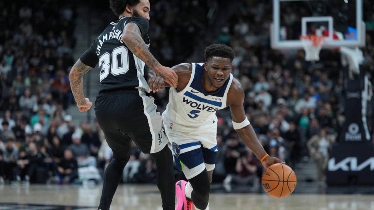 Julian Champagnie von den San Antonio Spurs versucht den Ball abzunehmen von Anthony Edwards von den Minnesota Timberwolves, am 17.01.2026. (Symbolbild) (Foto)
