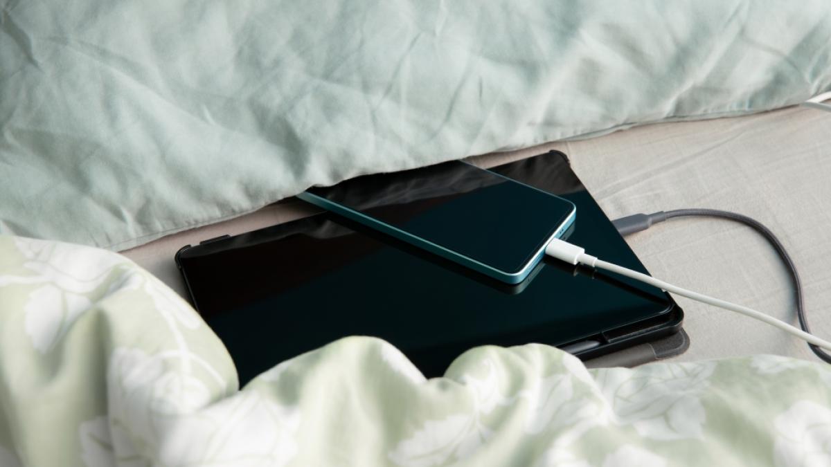 Ein Smartphone kann beim Laden im Bett schnell zur Brandgefahr werden. (Foto)