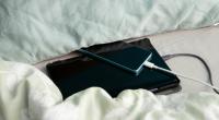 Ein Smartphone kann beim Laden im Bett schnell zur Brandgefahr werden.