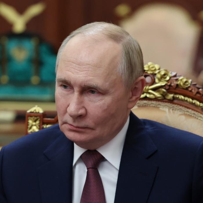 Blamage für Putins Armee - Motorrad-Soldaten rasen in eigenes Wrack