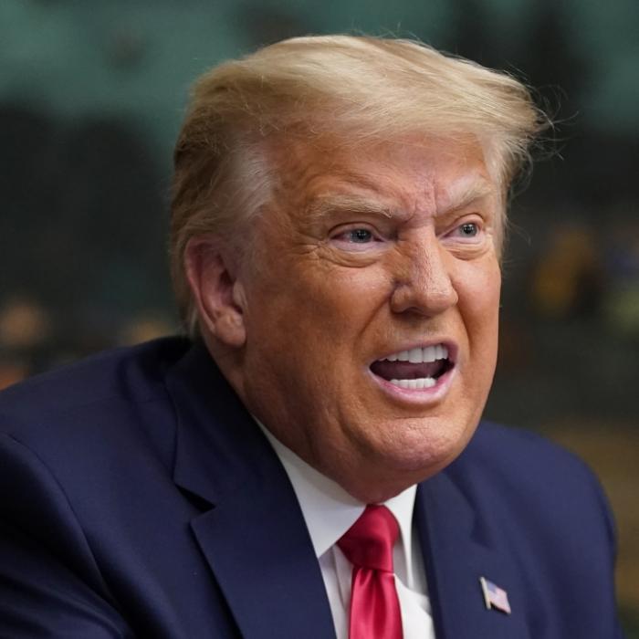 Trump als Elf am Mini-Tisch! US-Präsident wird im Netz zur Lachnummer