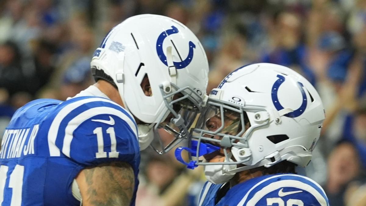 Jonathan Taylor (r) und Michael Pittman Jr. von den Indianapolis Colts jubeln, am 26.10.2025. (Symbolbild) (Foto)