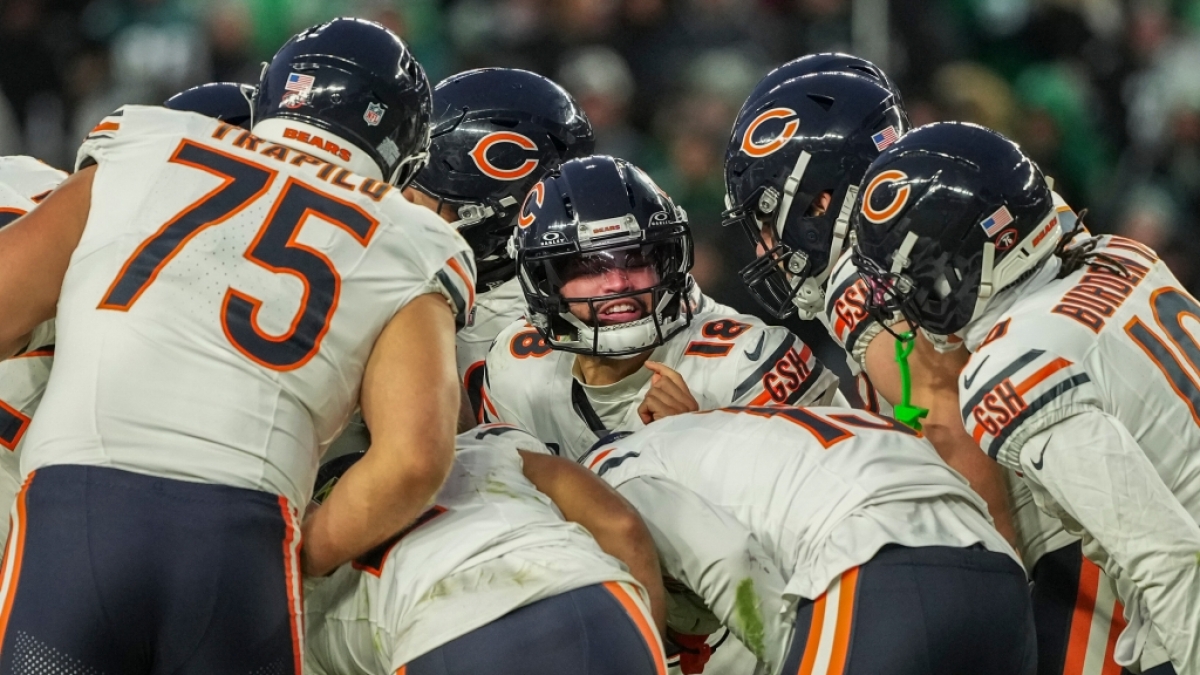 Caleb Williams (M) von den Chicago Bears spricht mit seinen Spielern, am 28.11.2025. (Symbolbild) (Foto)