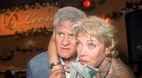 Beißende Rauchschwaden erschweren Clemens (Frank-Thomas Mende) und Elisabeth (Lisa Riecken) den Weg aus Daniels Bar zu finden.