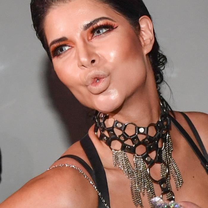 Arschgeile Veränderung! Erotikmodel präsentiert neuen Look