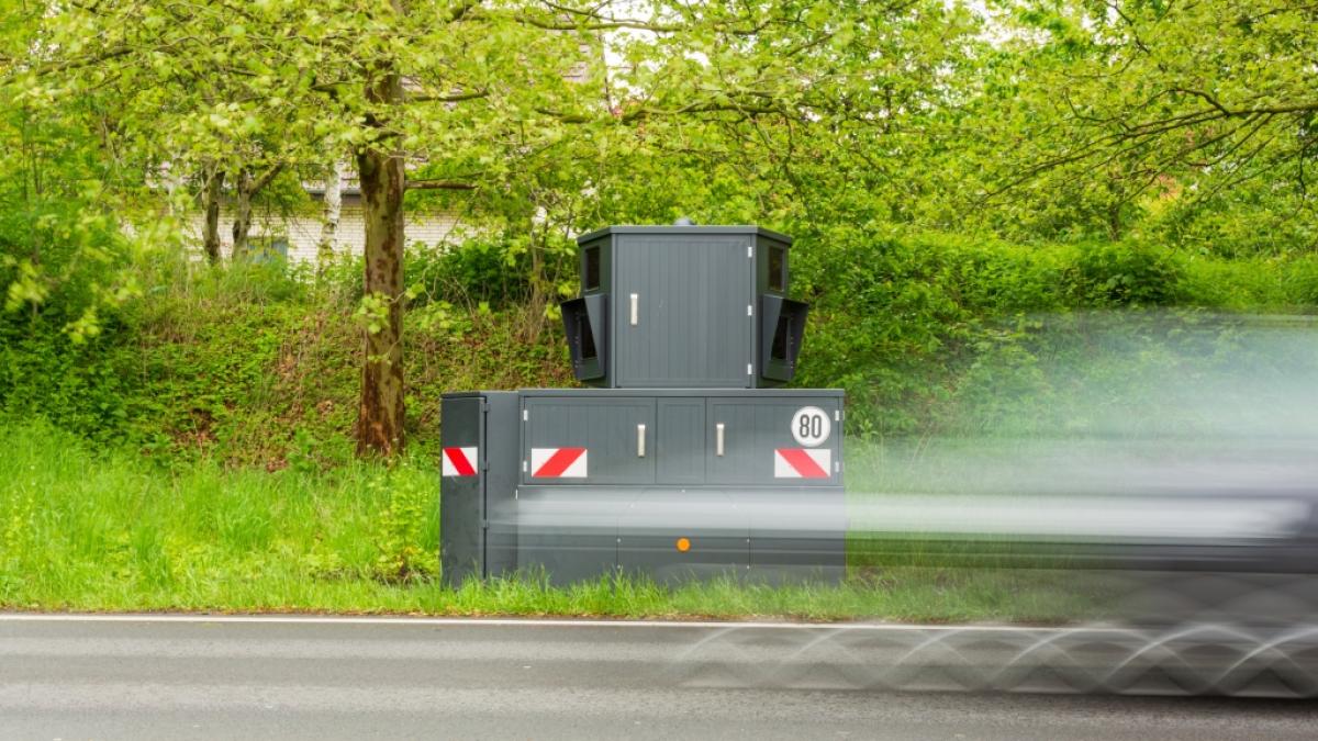 Es ist nicht die Regel, aber kommt vor: Einige mobile oder teilstation&auml;re Blitzer nehmen Raser in beide Richtungen ins Visier. (Symbolbild) (Foto)