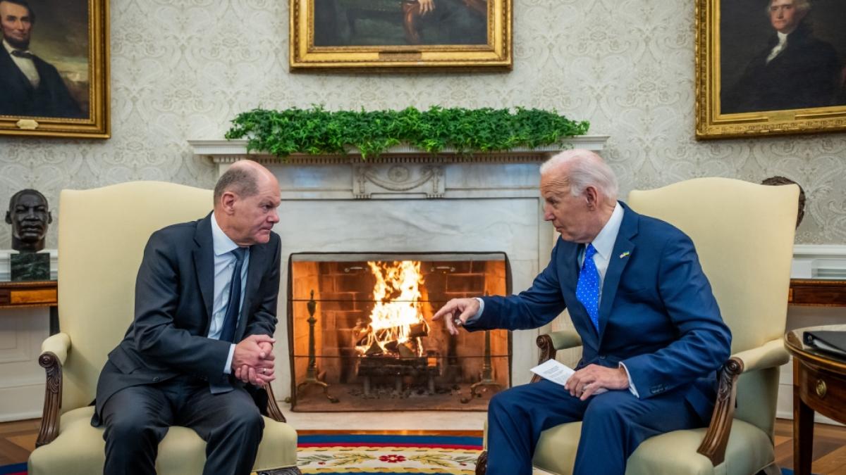 Als Joe Biden noch US-Pr&auml;sident war, gab's lediglich goldene Bilderrahmen im Oval Office zu bestaunen - daf&uuml;r wurde f&uuml;r Ehreng&auml;ste wie Bundeskanzler Olaf Scholz allerdings ein w&auml;rmendes Feuer im Kamin entfacht. (Foto)