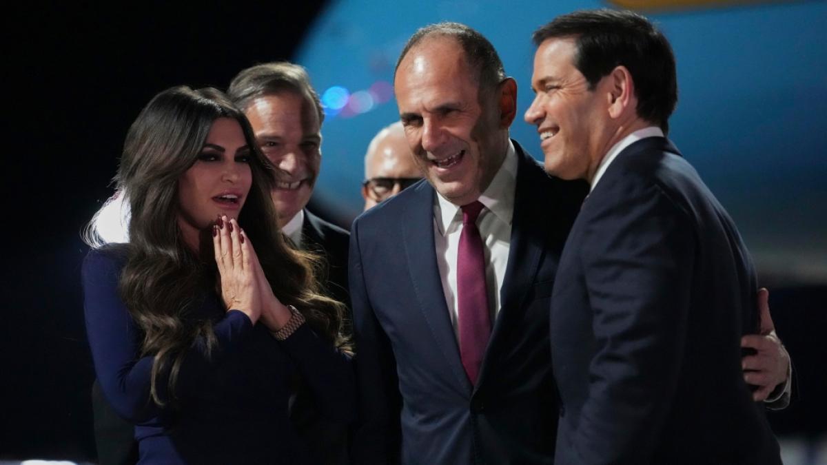 Donald Trumps Griechenland-Botschafterin Kimbelry Guilfoyle, hier neben dem griechischen Au&szlig;enminister&nbsp;George Gerapetritis (Mitte) und US-Au&szlig;enminister Marco Rubio (r.) ger&auml;t unter Druck. (Foto)