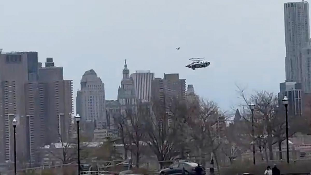 In New York stürzte ein Hubschrauber kopfüber in den Hudson River. Videoaufnahmen zeigen das Unglück, bei dem sechs Menschen ums Leben gekommen sind. (Foto)