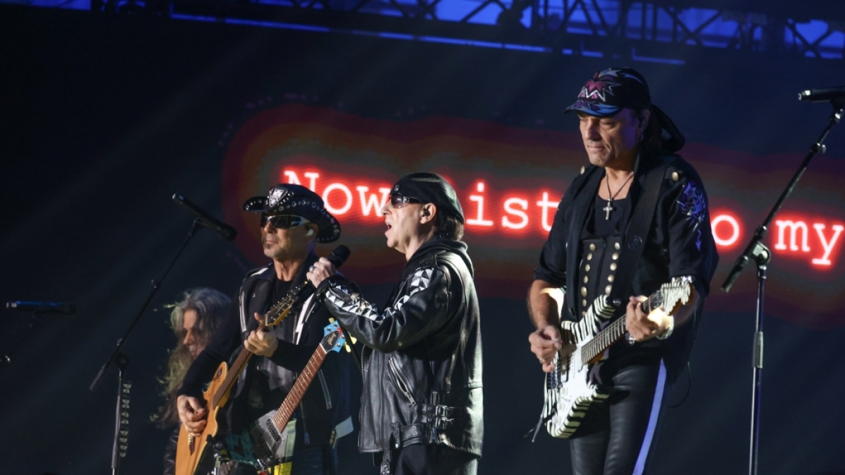 Die Scorpions&nbsp;performen auf der B&uuml;hne. (Foto)