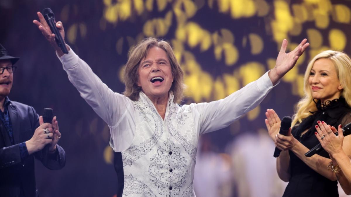 Der "K&ouml;nig von Mallorca" badet im Applaus: J&uuml;rgen Drews und seine Frau Ramona bei "Das gro&szlig;e Schlagercomeback 2022" im Ersten. (Foto)