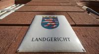 Am Landgericht Gießen muss sich derzeit ein 40-Jähriger verantworten, dem vorgeworfen wird, seine eigene Tochter im Alter von zwölf Jahren vergewaltigt und geschwängert zu haben.