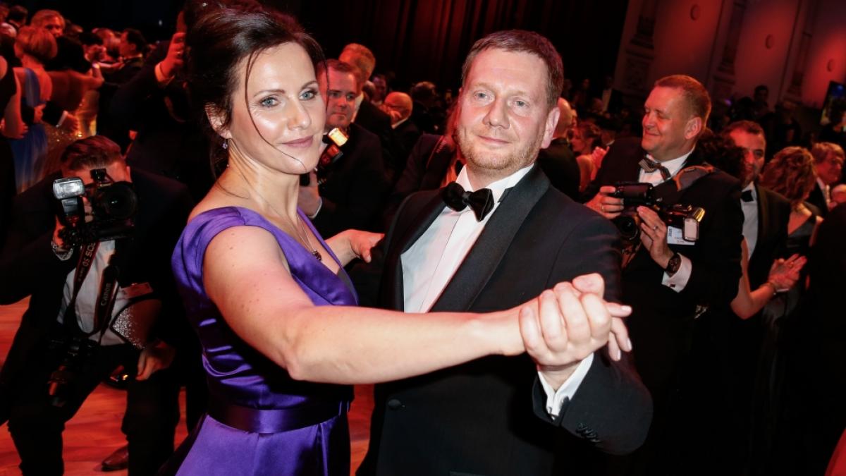 Sachsens Ministerpr&auml;sident Michael Kretschmer (CDU) und seine Partnerin Annett Hofmann tanzen auf dem 15. Dresdner Semperopernball in der Semperoper. (Foto)