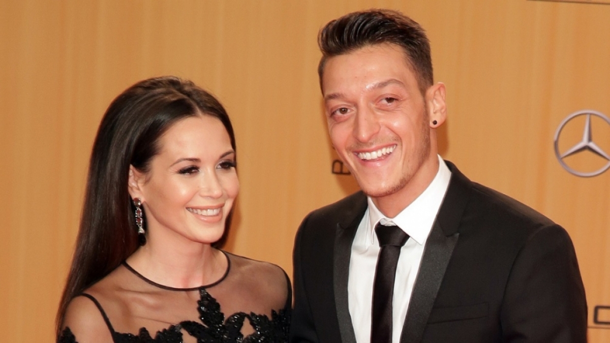 Mandy "Grace" Capristo, wie wir sie am liebsten sehen: Sexy, elegant - und an der Seite von Fußballstar Mesut Özil. Über die Jahre hat die Sängerin alle Looks durchprobiert. (Foto)