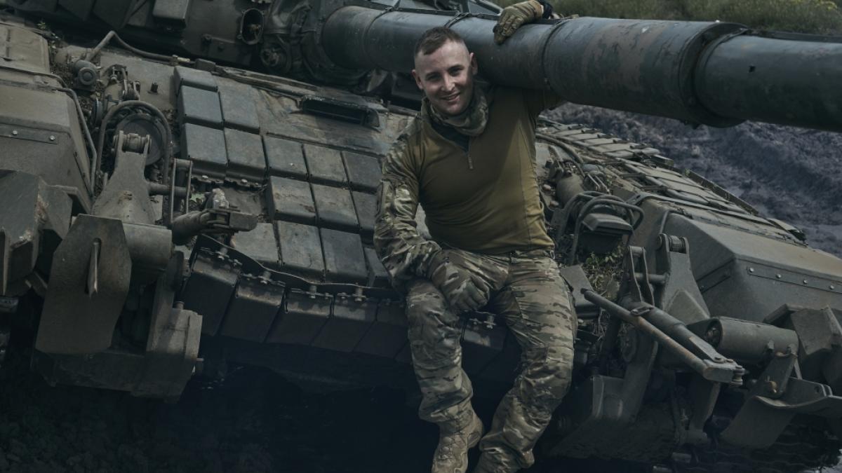 Ein ukrainischer Soldat sitzt auf einem Panzer in der N&auml;he von Bachmut in der Region Donezk. (Foto)