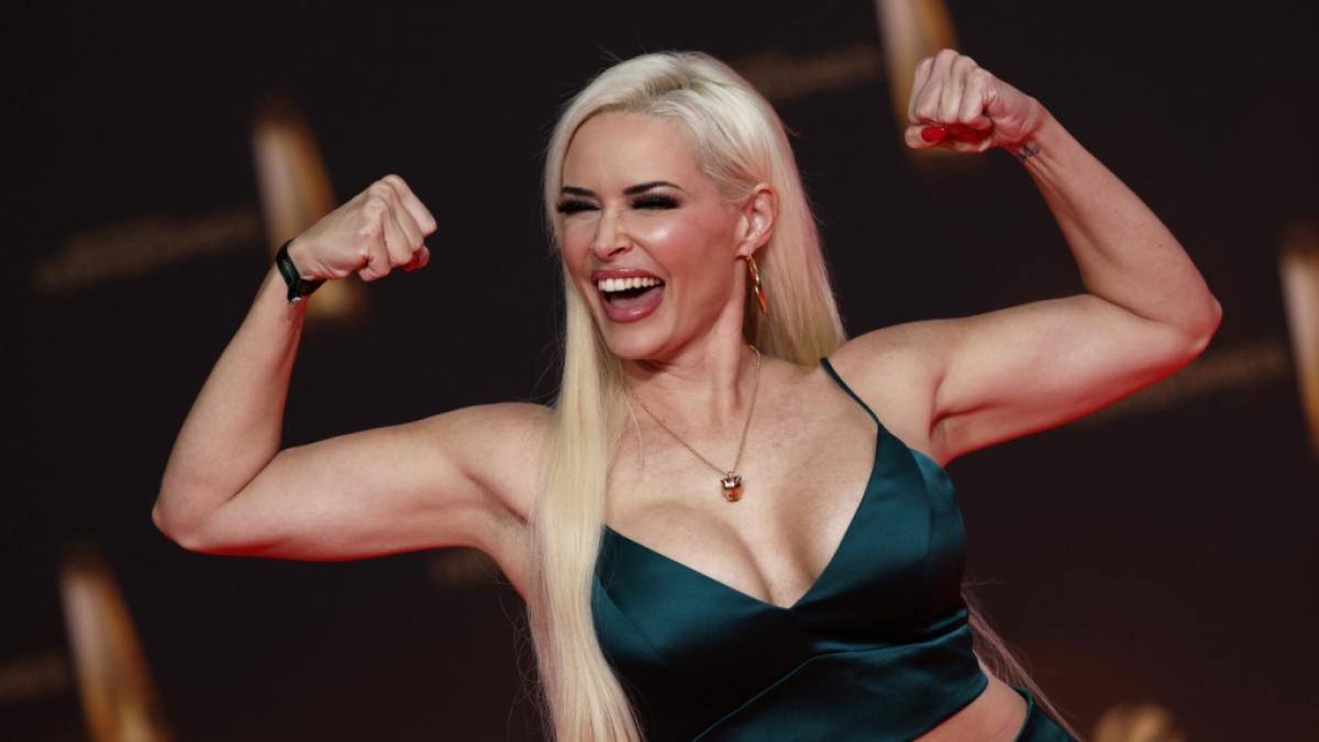 Daniela Katzenberger zeigt stolz ihre Muckies. (Foto)