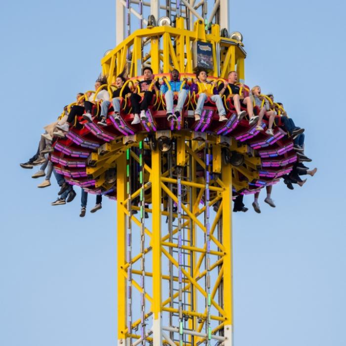 Bremsen versagen bei Kirmes-Attraktion - mindestens 16 Personen verletzt