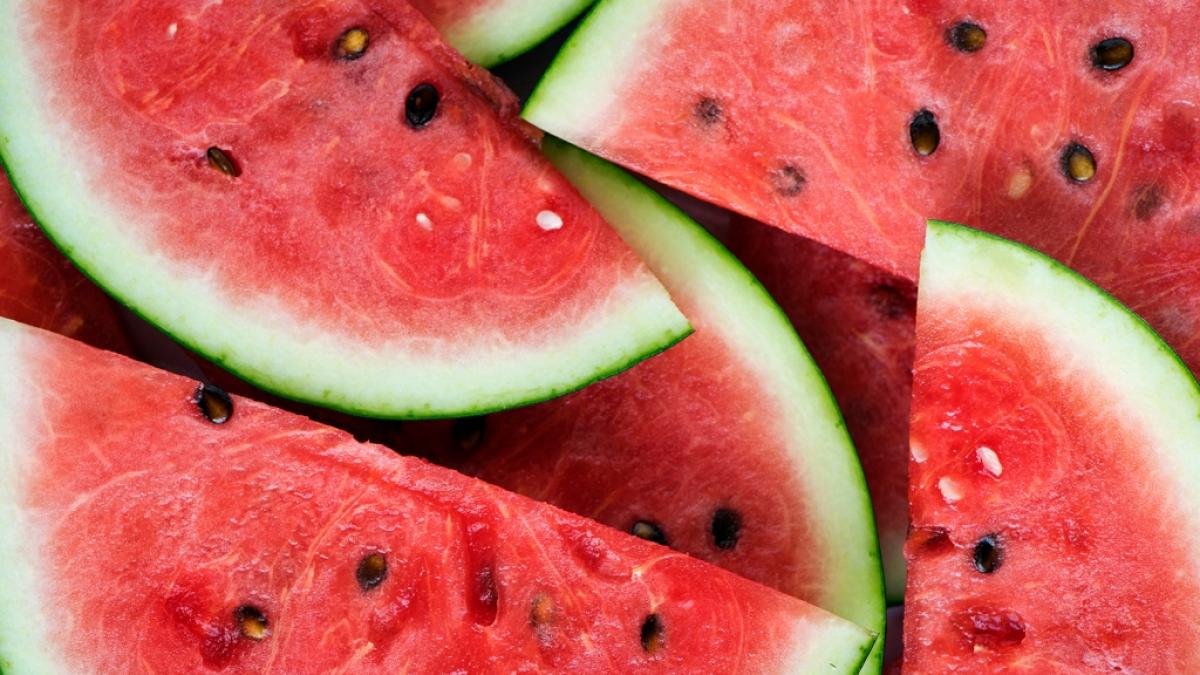 Wer beim Kauf von Wassermelonen auf ein paar Eigenschaften achtet, darf sich auf eine s&uuml;&szlig;e, saftige und leckere Frucht freuen. (Foto)