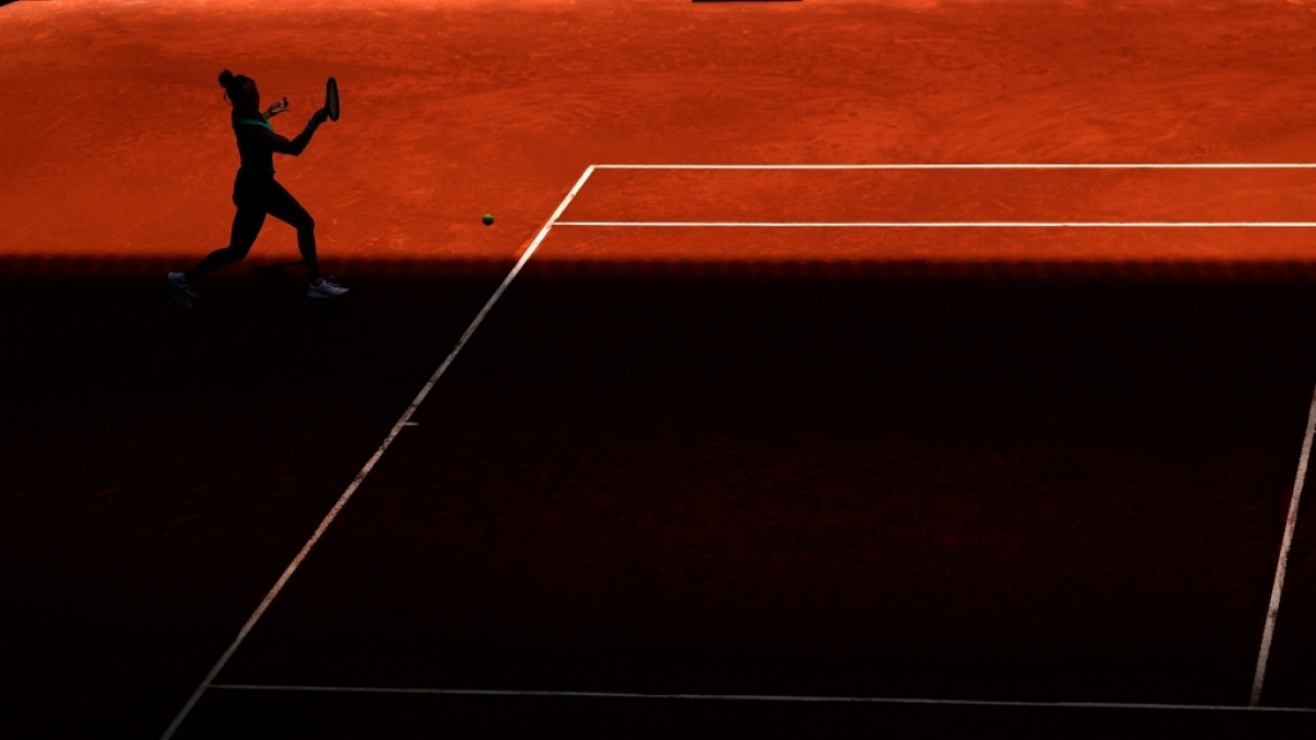 Tennis: WTA-Tour - Madrid, Einzel, Frauen. Ann Li aus den USA gibt den Ball an Iga Swiatek aus Polen zur&uuml;ck, w&auml;hrend des Madrid Open Tennisturniers in Madrid., vom 25.04.2026. (Symbolbild) (Foto)