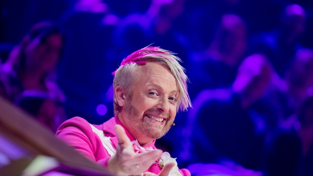 Ross Antony sitzt am Ratepult in der ProSieben-Show "The Masked Singer". (Foto)