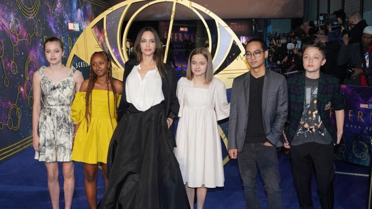 Shiloh, (l-r), Zahara, Angelina Jolie, Vivienne, Maddox und Knox. (Foto)