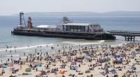 Die Frau wurde am Bournemouth Beach in eine Strandtoilette gezerrt und dort vergewaltigt.