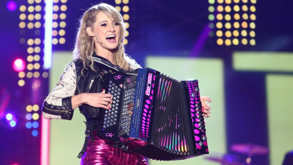 Melissa Naschenweng steht bei der Generalprobe der ORF-Sendung "Wenn die Musi spielt" mit ihrem Akkordeon auf der B&uuml;hne (2018). (Foto)