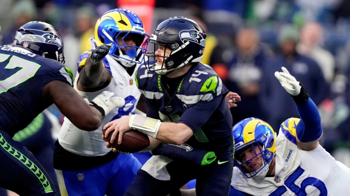 Sam Darnold von den Seattle Seahawks l&auml;uft den Ball gegen die Los Angeles Rams, am 25.01.2026. (Symbolbild) (Foto)