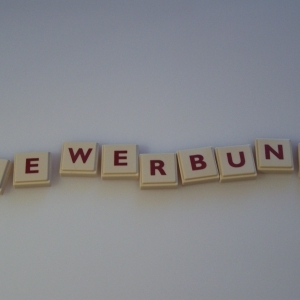 Damit eine Bewerbung Erfolg hat, sollten abgedroschene Floskeln vermieden werden.