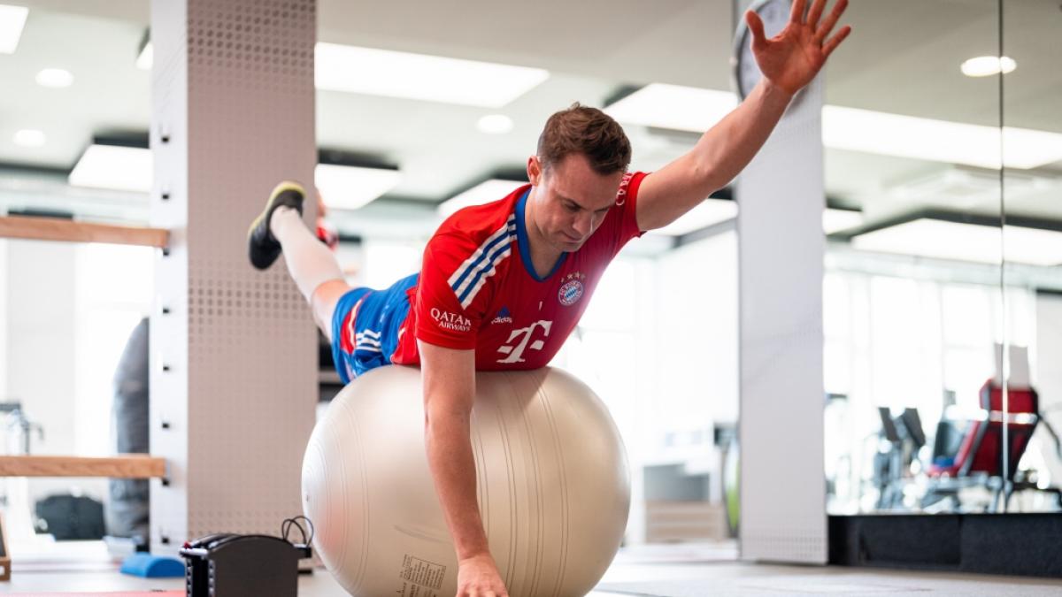 Manuel Neuer trainiert im Fitnessraum des FC Bayern M&uuml;nchen f&uuml;r sein Comeback. (Foto)