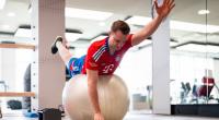 Manuel Neuer trainiert im Fitnessraum des FC Bayern München für sein Comeback.