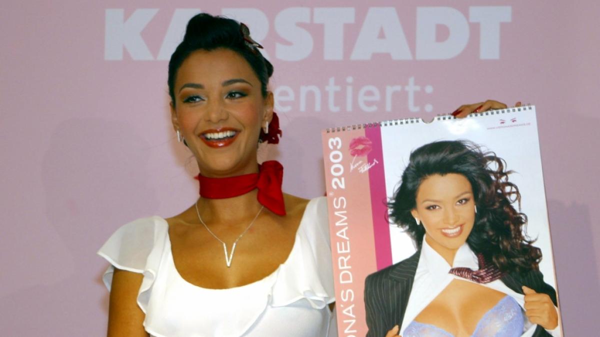 Verona Pooth (damals noch Feldbusch) 2002 bei der Vorstellung ihres neuesten Dessous-Kalender "Verona's Dreams 2003". (Foto)