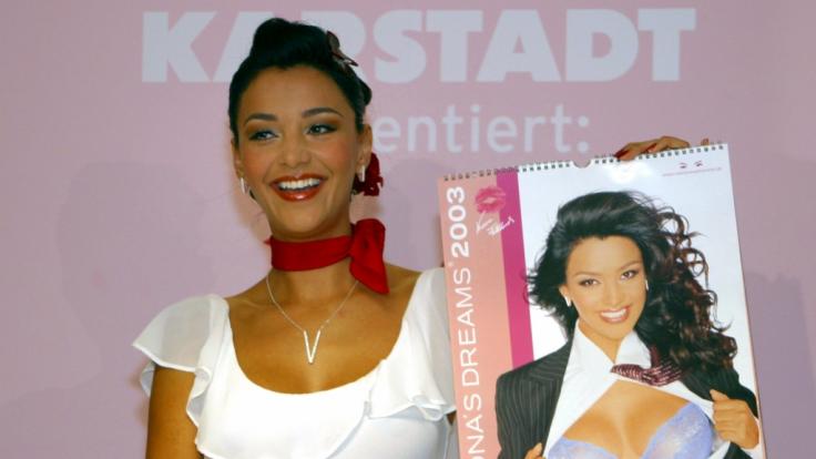 Verona Pooth (damals noch Feldbusch) 2002 bei der Vorstellung ihres neuesten Dessous-Kalender