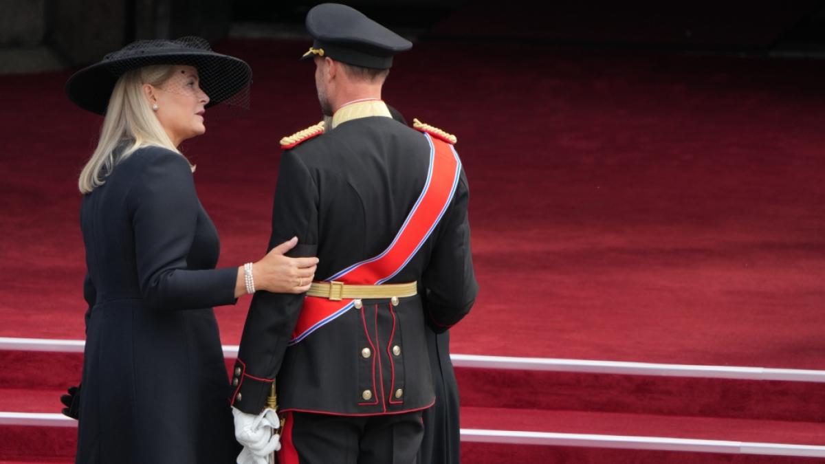 Neue Hiobsbotschaft f&uuml;r K&ouml;nig Haakon VIII.: Auf seine Ehefrau K&ouml;nigin Mette-Marit muss der norwegische Monarch monatelang verzichten. (Foto)