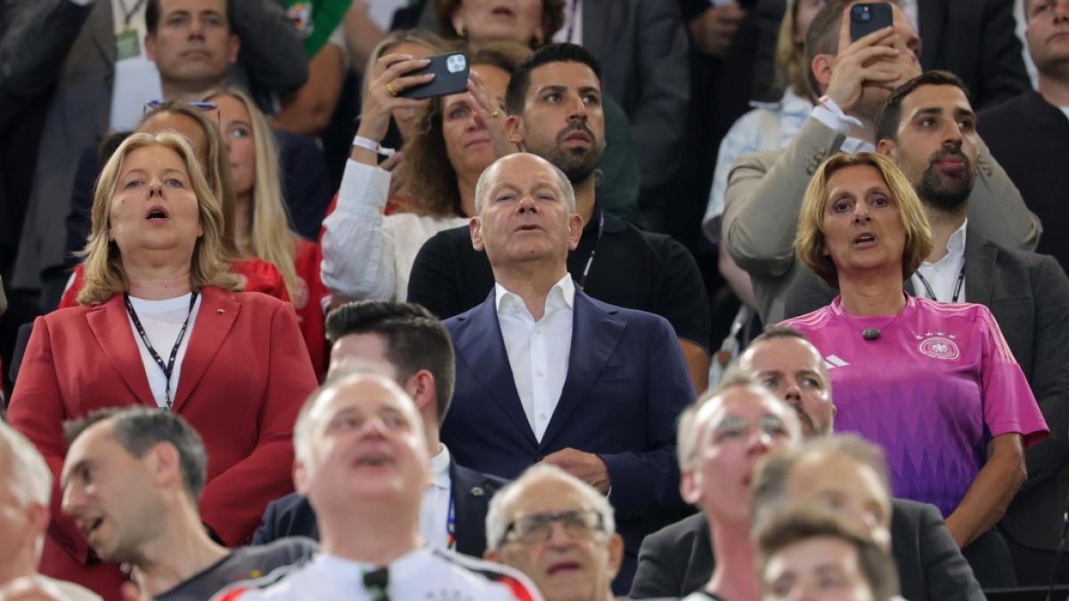 Bundestagspr&auml;sidentin B&auml;rbel Bas (l.), Kanzler Olaf Scholz (Mitte) und seine Frau Britta Ernst (r.) unterst&uuml;tzten Deutschland im EM-Achtelfinale gegen D&auml;nemark im Stadion. Bezahlen mussten die Politiker f&uuml;r ihre Tickets nichts. (Foto)