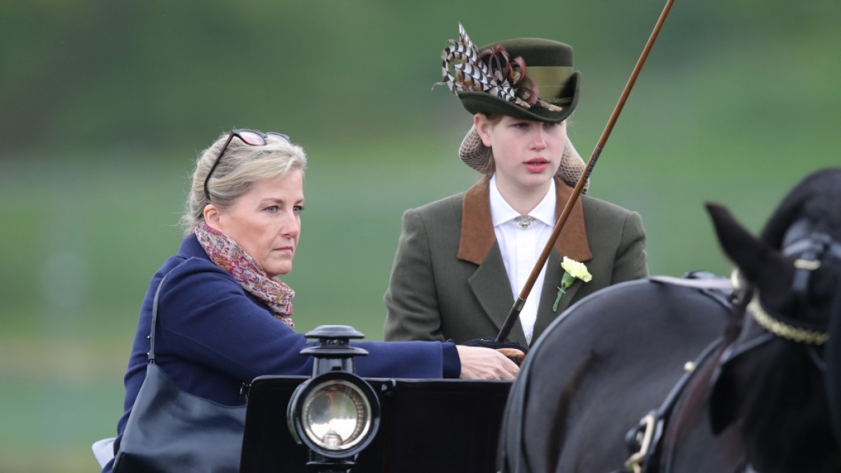 Lady Louise Windsor, hier mit ihrer Mutter Gr&auml;fin Sophie von Wessex bei einer Pferdeshow in Windsor, hat sich im K&ouml;nigshaus zur unentbehrlichen Kraft gemausert. (Foto)