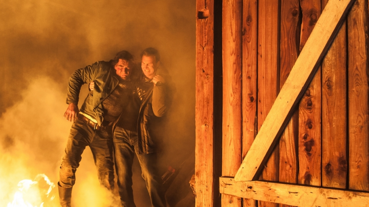Hans Gruber rettet Arthur aus der Feuer-H&ouml;lle. (Foto)