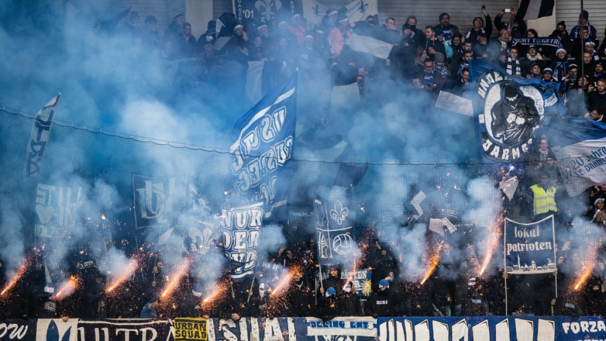 Mit vollem Einsatz zeigen die SV Darmstadt-Fans, welches Team sie siegen sehen wollen. (Symbolbild) (Foto)