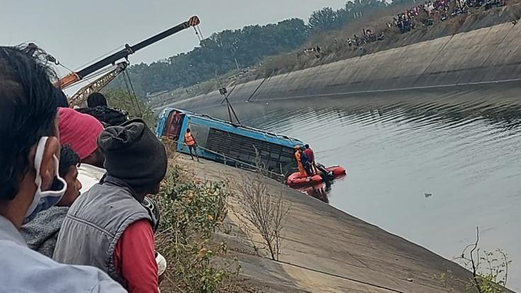 Ein Bus, der in einen Kanal gestürzt ist, wird im Bezirk Sidhi im zentralindischen Bundesstaat Madhya Pradesh geborgen.