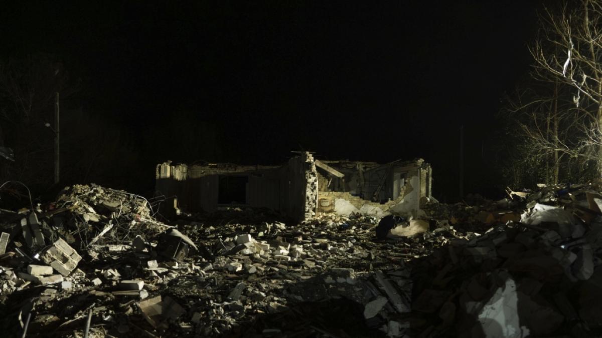 Reste eines zerst&ouml;rtes Geb&auml;udes stehen nach einem russischen Raketenangriff in dem Dorf Hroza. Im ostukrainischen Gebiet Charkiw sind Beh&ouml;rdenangaben zufolge bei einem russischen Angriff mindestens 51 Menschen get&ouml;tet worden. (Foto)
