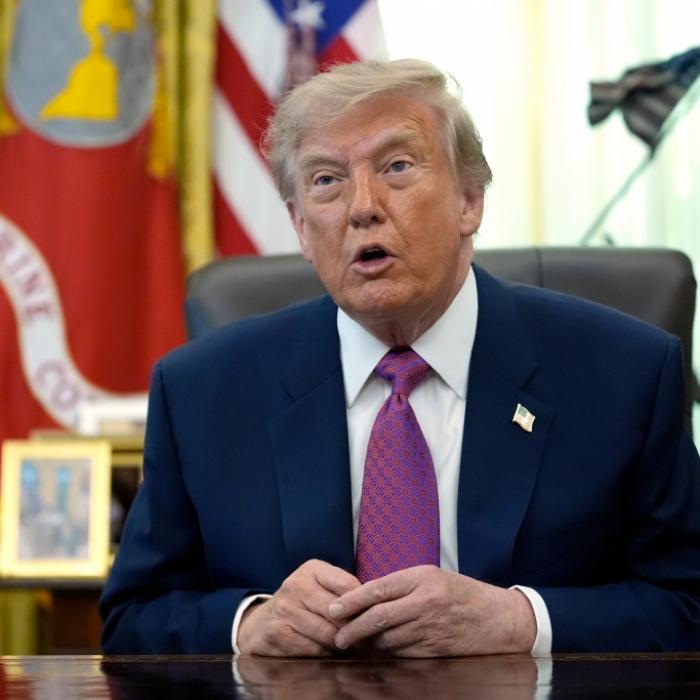 US-Präsident krönt sich selbst zu 