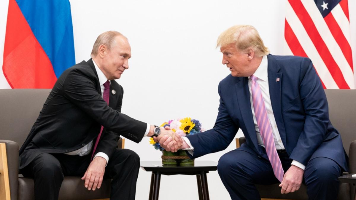 Wird Wladimir Putin (l.) einen Angriff auf die Nato wagen, solang Donald Trump (r.) noch US-Pr&auml;sident ist? (Foto)