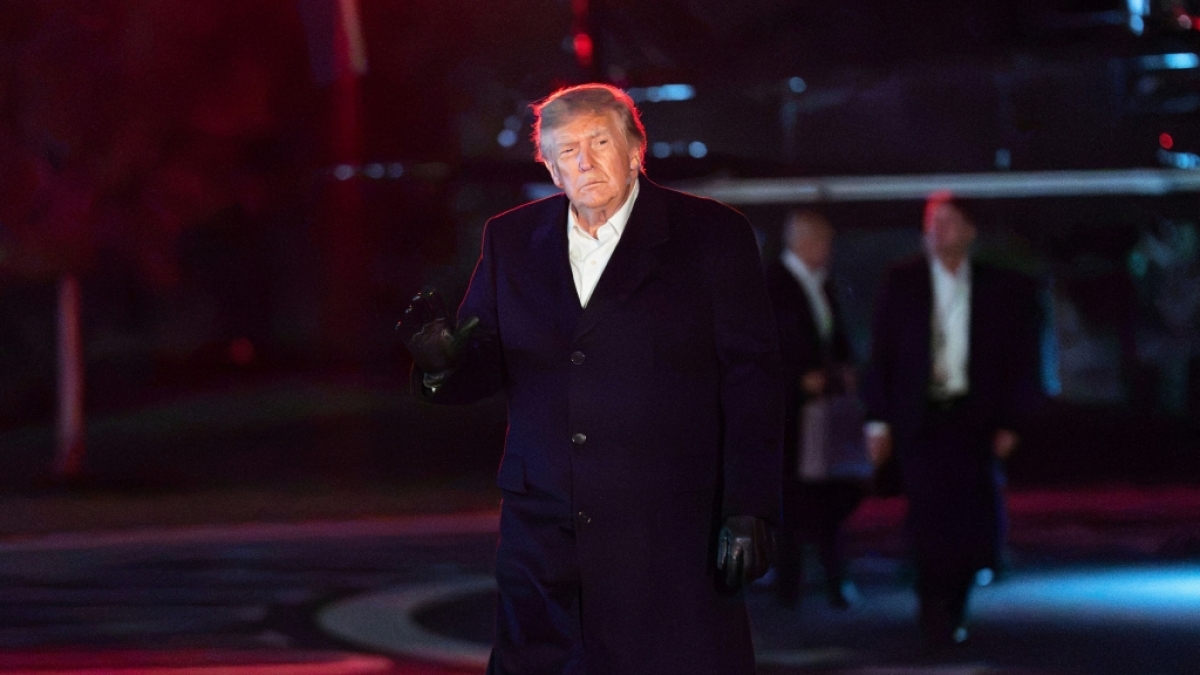 Donald Trump sorgte mit einer W&ouml;lbung unter seinem Anzug f&uuml;r Aufsehen. (Foto)
