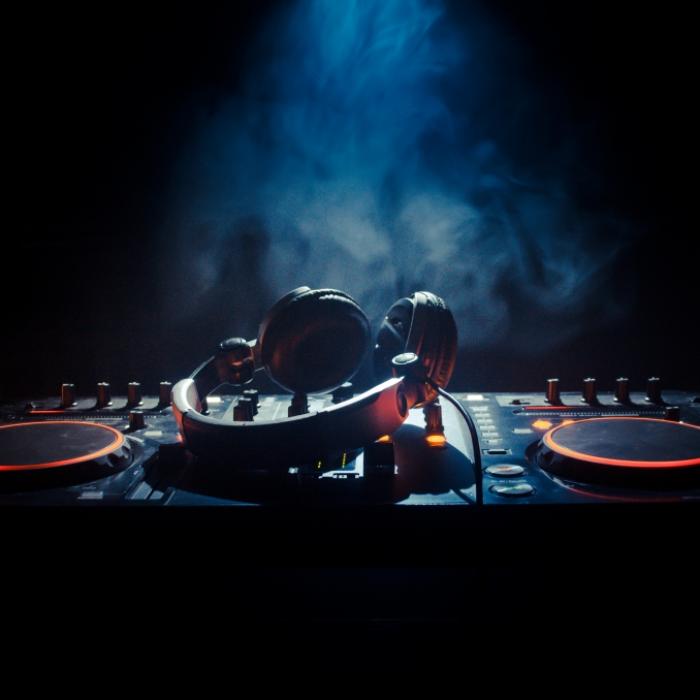 Herzinfarkt! DJ-Legende mit 50 Jahren plötzlich gestorben