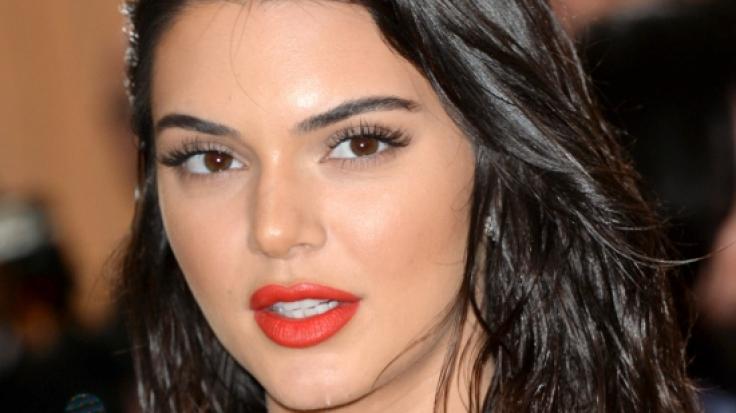 Kendall Jenner heizt Fans im knappen Mini-Bikini ein.
