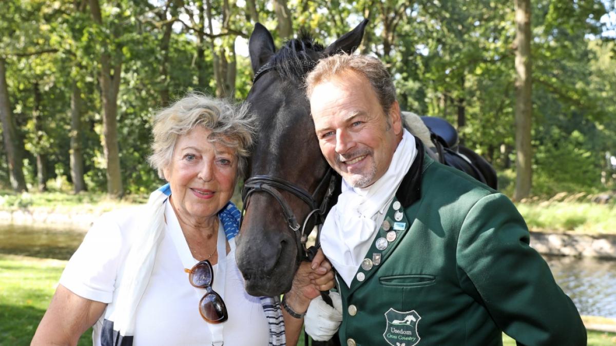 Bei dem Event "Usedom Cross Country" steht Marie Luise Marjan neben Till Demtr&oslash;der, Organisator und Schauspieler. (Foto)