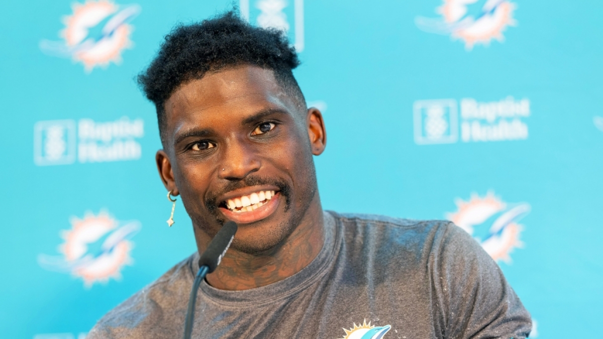 Tyreek Hill von den Miami Dolphins l&auml;chelt bei einer Pressekonferenz, am 02.11.2023. (Symbolbild) (Foto)