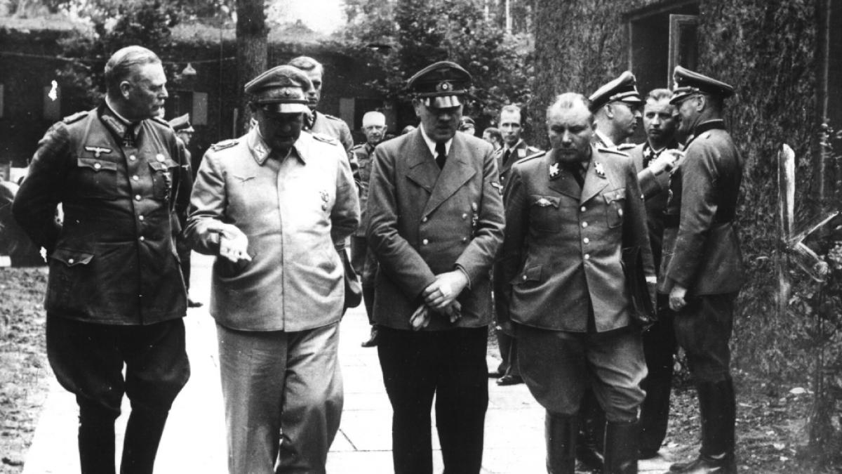 Hermann G&ouml;ring (zweiter v.l.) war Adolf Hitlers (zweiter v.r.) getreuer Gefolgsmann und seine rechte Hand. (Foto)